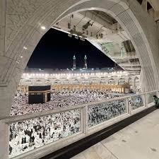 Pilgrim speaking with security staff at Masjid al-Haram lost and found office in Makkah after reporting missing personal belongings during Umrah
